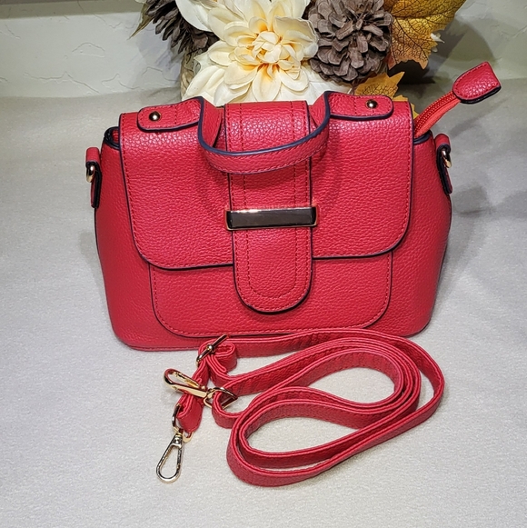 Woman's Small Red Handbag Crossbody Style Purse 6in(H)X8.5in (L)X4in(W) EUC - Picture 4 of 7